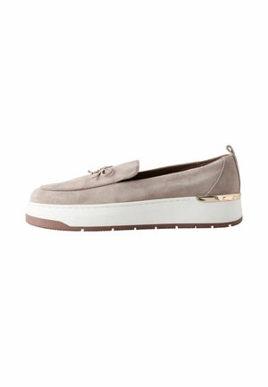 Beiger Wildleder-Slipper mit weißer Plateausohle, braunem Profil, dekorativer Schleife oben und metallischem Goldakzent an der Ferse.