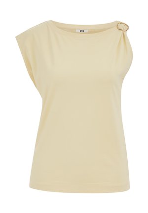 Top beige senza maniche con scollo a barca e dettaglio con fibbia dorata sulla spalla sinistra, realizzato in tessuto liscio.