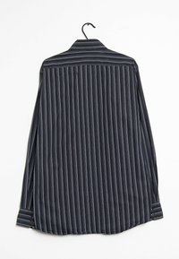 Košile s dlouhým rukávem s tmavě námořnickým pozadím a tenkými vertikálními pruhy ve světle modré a bílé. Klasický l�ímec s knoflíkovými manžetami.