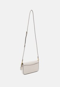 COACH WYN CROSSBODY BAG - Schoudertas - chalk