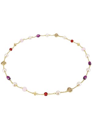 Collar de cadena dorada con perlas blancas alternas, cuentas rojas, moradas, rosas y dijes decorativos de oro en forma de corazón y filigrana.