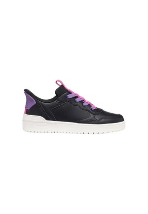 Schwarzer Sneaker mit niedrigem Schnitt, weißer Sohle, lila Fersenapplikation, pink-lila Schnürsenkeln und gepolstertem Kragen für Komfort.