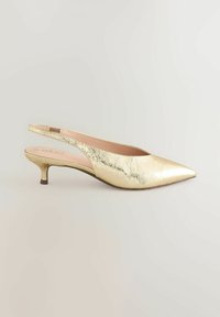 Zapato de tacón slingback metálico dorado con punta afilada, tacón bajo tipo kitten y acabado texturizado. El interior es de color rosa claro.
