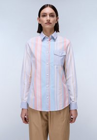 Camicia a maniche lunghe a righe nei colori pastello, con colletto button-down, tasca frontale con un accento a righe blu e bianche e bottoni bianchi.