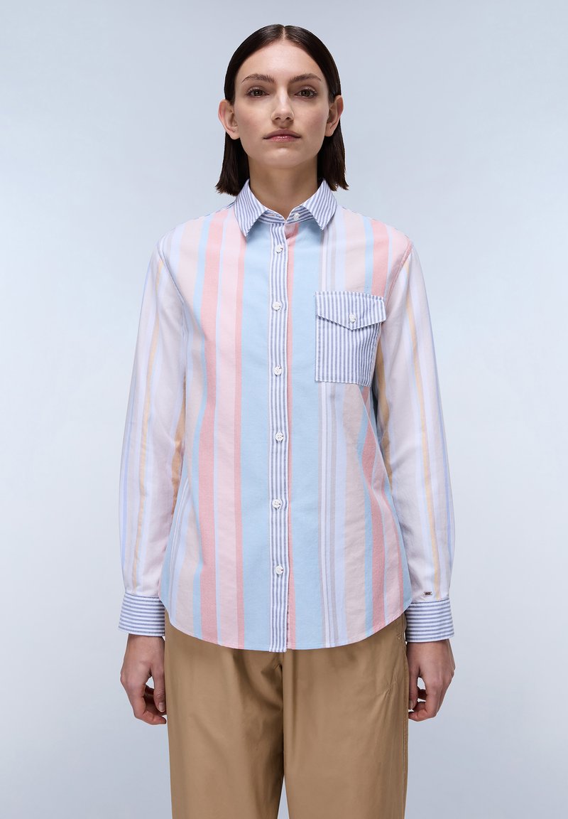 Camicia a maniche lunghe a righe nei colori pastello, con colletto button-down, tasca frontale con un accento a righe blu e bianche e bottoni bianchi.