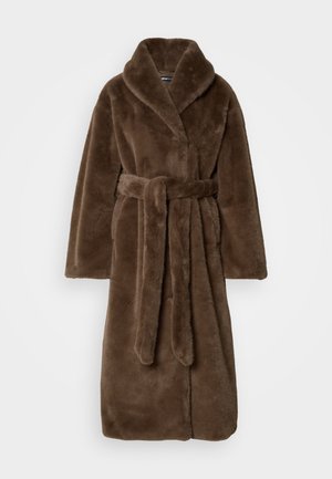 Cappotto lungo in pelliccia sintetica marrone, con ampio colletto e cintura abbinata annodata in vita, disposto su uno sfondo neutro.