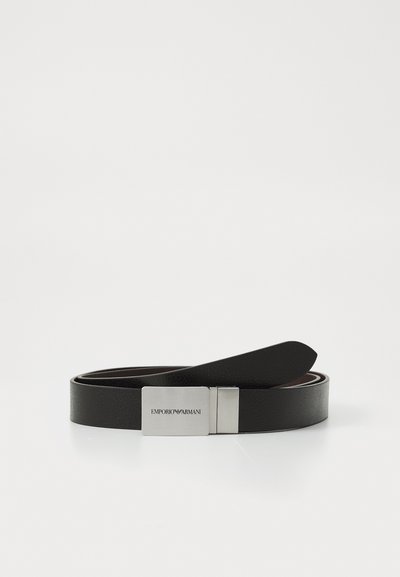 Zwarte leren riem met een gladde textuur en een zilveren metalen gesp met het Emporio Armani-logo. Subtiele contraststiksels.