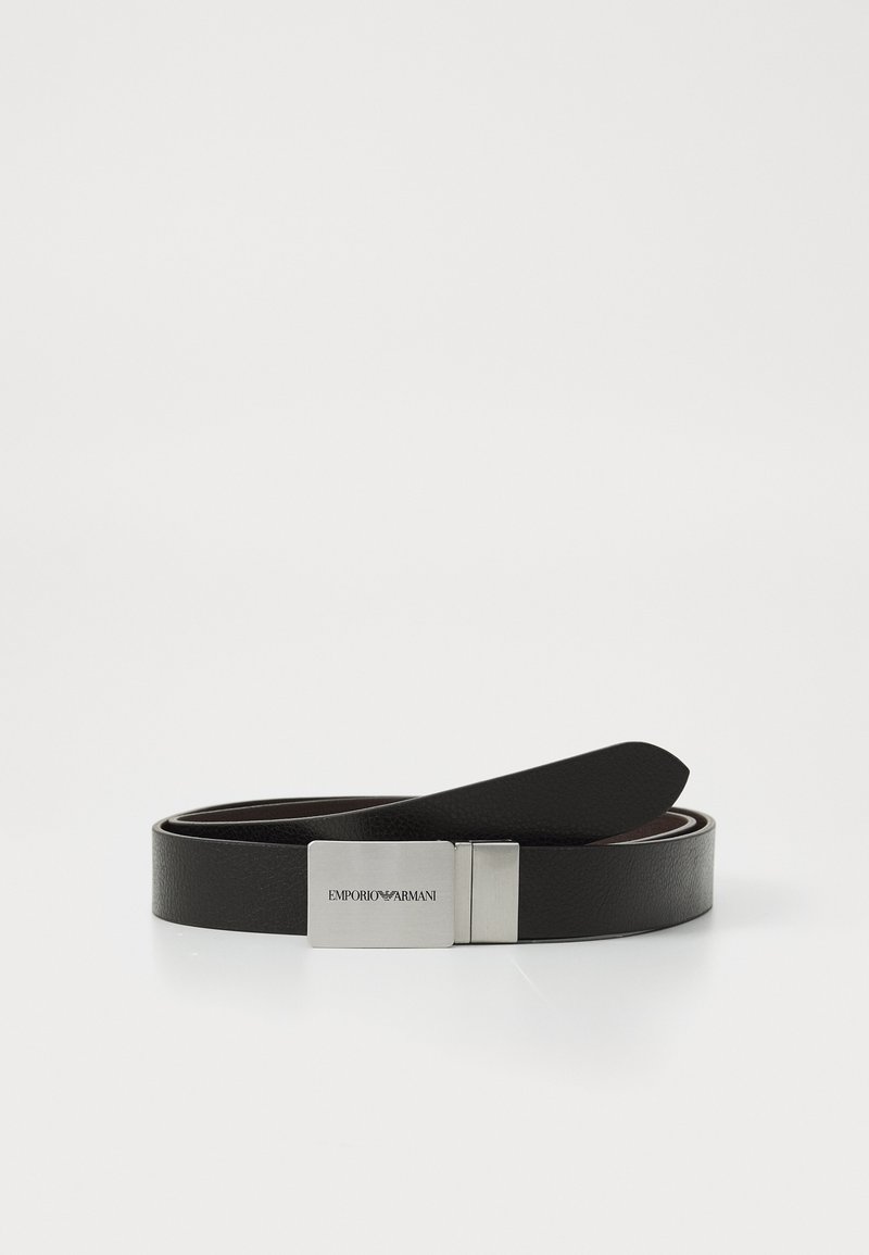Must must räbal, millel on sile tekstuur ja hõbedane metallist pandla, millel on Emporio Armani logo. Peene kontrastsusõmblusdetail.