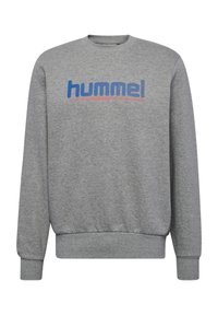 Grå sweatshirt i mjukt material med rund halsringning, ribbade ärmslut och en blå och röd "hummel"-logotyp på framsidan.