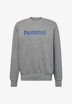 Grå sweatshirt i mjukt material med rund halsringning, ribbade ärmslut och en blå och röd "hummel"-logotyp på framsidan.