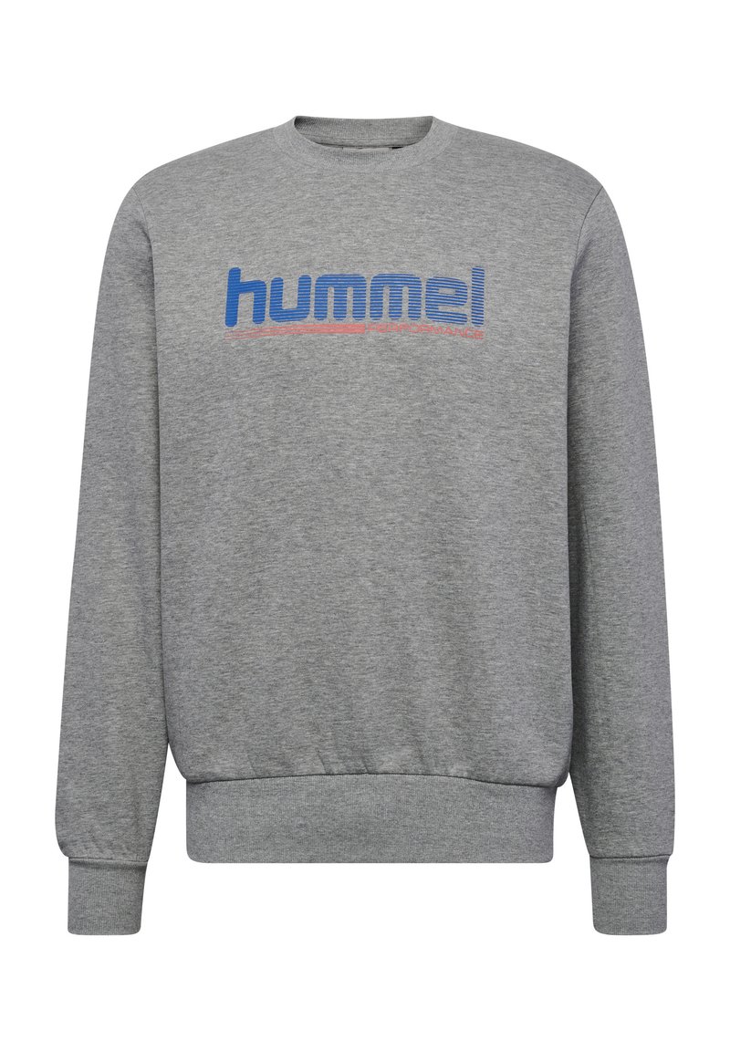Grå sweatshirt i mjukt material med rund halsringning, ribbade ärmslut och en blå och röd "hummel"-logotyp på framsidan.