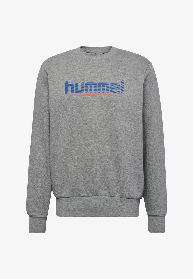 Sweat-shirt gris en tissu doux avec un col ras-du-cou, des poignets côtelés et un logo "hummel" bleu et rouge sur le devant.