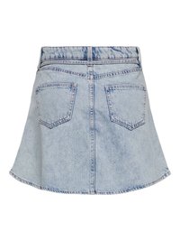 Jupe en denim bleu clair avec deux poches arrière, passants pour ceinture et coutures visibles sur fond blanc.