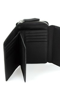 Atidarytas juodos odos tris kartus sulankstomas piniginė, kurioje matyti keli kortelių skyreliai, užtrauktuku uždarytas skyrius ir tekstūruota paviršiaus struktūra.