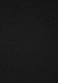 Texturiertes schwarzes Gewebe mit einer gleichmäßigen, matten Oberfläche. Das Material wirkt weich und dehnbar mit einem durchgehend konsistenten Gewebe.