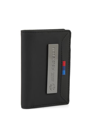 Schwarzes Lederportemonnaie mit metallischer BMW M Motorsport Logo-Plakette und kleinen roten, blauen und hellblauen Stoffstreifen an der Seite.
