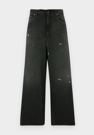 Calças de denim preto de perna larga com detalhes em manchas de tinta, apresentando uma cintura alta, bolsos frontais e acabamentos em metal.