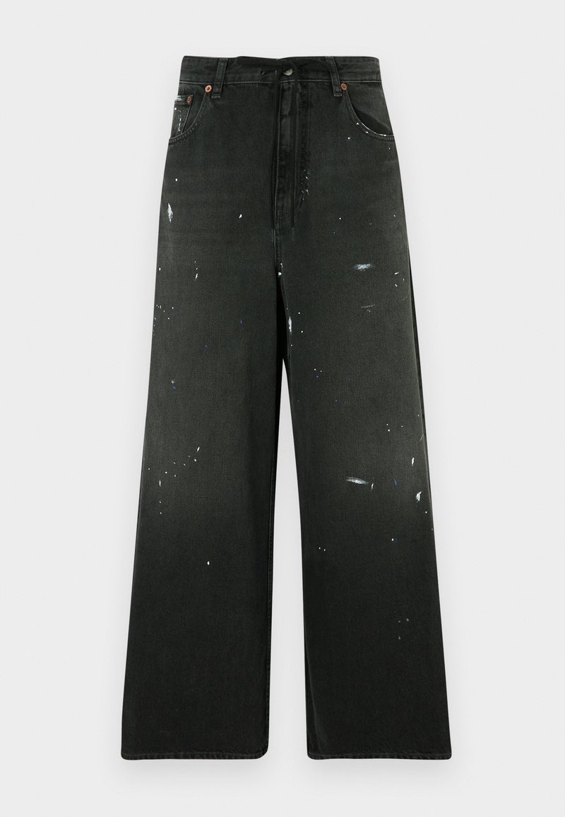 Wijdvallende zwarte denim broek met verfspetters, voorzien van een hoge taille, voorzakken en metalen hardwareaccenten.