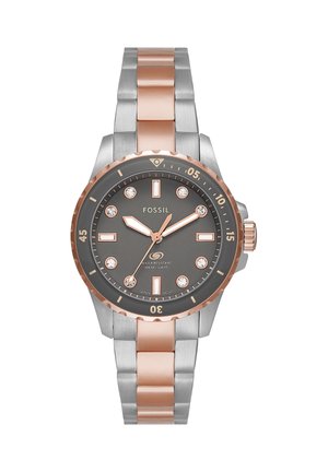 Tofarvet sølv- og rosaguld-ur i rustfrit stål fra Fossil med sort urskive, krystaltimemarkører og vandtæthed op til 100 meter.