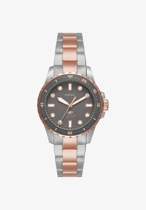 Tofarvet sølv- og rosaguld-ur i rustfrit stål fra Fossil med sort urskive, krystaltimemarkører og vandtæthed op til 100 meter.