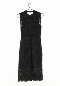 Schwarzes Spitzenkleid mit tiefem Ausschnitt, ärmellos und mit floralem Muster. Der Saum zeichnet sich durch filigrane Spitzenverzierungen aus.