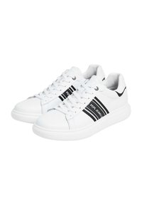 Bijele tenisice s crnim akcentima, od glatke kožne gornje strane, okruglog prsta i vezanjem. Crne pruge i detalj s brendom sa strane.