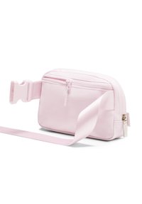 Roza sintetična torba čez telo z glavnim delom na zadrgo, nastavljivim trakom, pravokotno obliko in gladko teksturo. Ima plastično sponko.