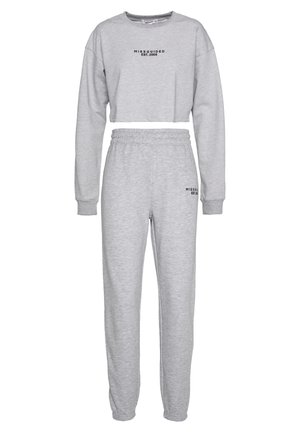 Hellgraues zweiteiliges Loungewear-Set mit langärmligem Cropped-Sweatshirt und Jogginghosen mit elastischem Bund, beide mit dem Schriftzug „MISSGUIDED EST. 2009“.