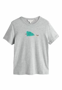 Sivý tričko s krátkym rukávom vyrobené z bavlny, s ilustráciou zelenej vianočnej jedle a hnedého psa na prednej strane.