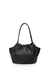 Zwarte leren tote bag met een zacht, verzameld ontwerp, voorzien van dubbele handgrepen en een gladde textuur. Accenten omvatten geknoopte details aan de bovenkant.