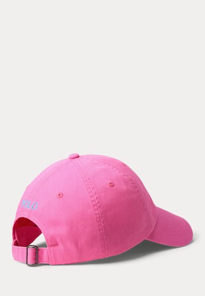 Ροζ βαμβακερό καπέλο μπέιζμπολ με ρυθμιζόμενο λουράκι και κεντημένο λογότυπο "POLO" σε ανοιχτό μπλε στο πίσω μέρος. Απλός, δομημένος σχεδιασμός.