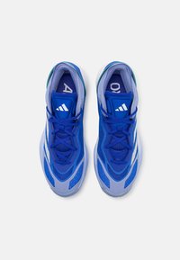 Blauwe sport schoenen met een bovenkant van mesh, witte strepen en textuuroverlays. Heeft een gestroomlijnd ontwerp en een gevoerde kraag voor comfort.