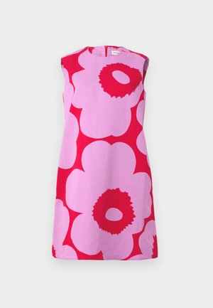 Kätkete ääristega roosa ja punase lillemustriga kleit, millel on ümmargune kaelus ja sirge siluett, valmistatud siledast kangast, millel on matt viimistlus.