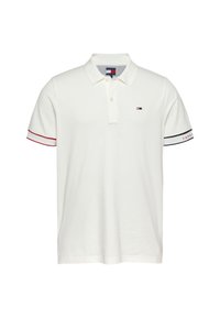 Camisa polo blanca de algodón, con cuello, tapeta de dos botones y acentos en rojo y azul contrastantes en las mangas.