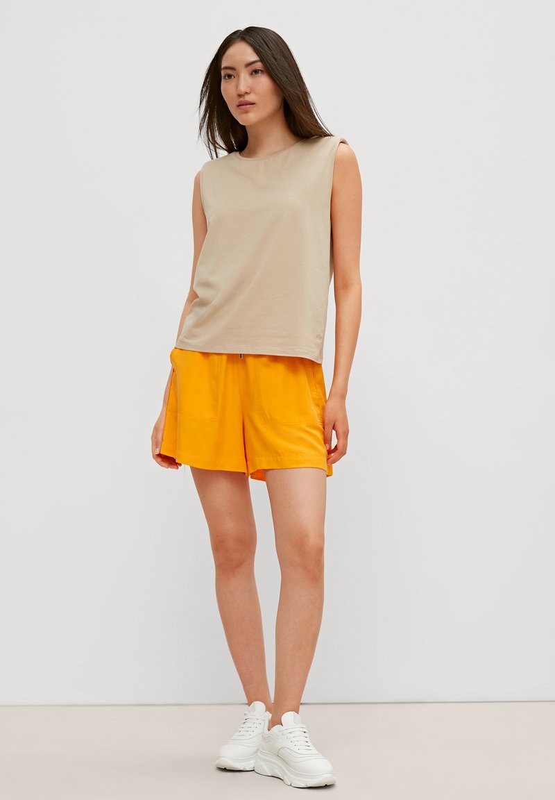 Damen T-Shirts | comma casual identity MIT GEPOLSTERTEN SCHULTERN Top beach sand/beige - WC42010 Damen T-Shirts | comma casual identity MIT GEPOLSTERTEN SCHULTERN Top beach sand/beige - WC42010