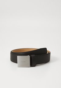 Ceinture en cuir noir avec une texture lisse et une boucle rectangulaire en métal argenté portant le nom de la marque gravé.