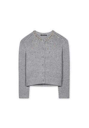 Grauer Strickcardigan mit Rundhalsausschnitt, Knopfleiste und mit dekorativen Perlen am Kragen und an der Vorderseite verziert.