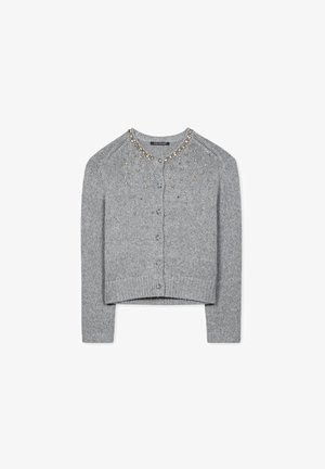 Grauer Strickcardigan mit Rundhalsausschnitt, Knopfleiste und mit dekorativen Perlen am Kragen und an der Vorderseite verziert.