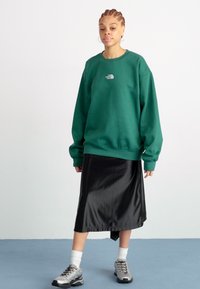 The North Face ESSENTIAL OVERSIZE CREW - Pusa - evergreen