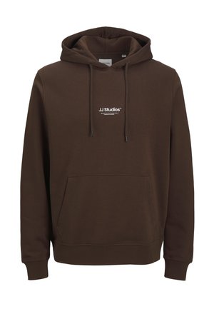 Barna kapucnis pulóver első zsebbel és fehér „JJ Studios” logóval a mellkas közepén.