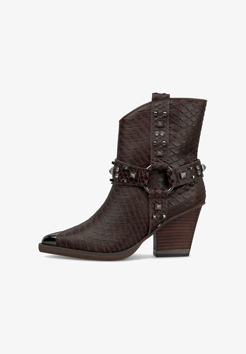 Botín de tobillo de imitación cuero marrón con un patrón de escamas texturizadas, puntera afilada, acentos metálicos en un tacón apilado y correas decorativas.