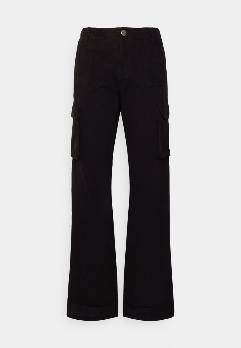 Μαύρο cargo παντελόνι με ίσια γραμμή, διαθέτει δύο πλαϊνές τσέπες, κλείσιμο με κουμπί και υφή υφάσματος. Απλός, λειτουργικός σχεδιασμός.