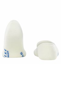Calcetines tobilleros blancos, fabricados con un material suave, que presentan una textura acanalada y acentos impresos en azul en los lados para la identificación del tamaño.