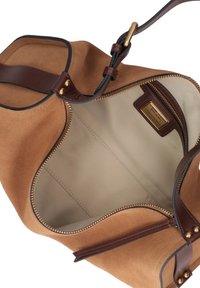 Tan suède tas met bruine leren accenten en gouden hardware, voorzien van een ritssluiting en een beige stoffen interieur.