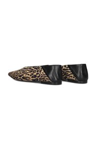 Leopardprint flats met een zwarte leren achterkant, puntige neusontwerp en een zachte textuur op de bovenzijde en een matte afwerking op de hak.
