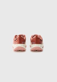 GORE-TEX wandelschoenen in roze en rode tinten, met een gestructureerde rubberen loopzool, een achterste trekhaak en een gespikkelde witte tussenzool voor grip.