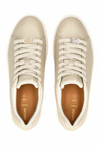 Sneaker in pelle beige con lacci bianchi, punta tonda e finitura texture. Logo dorato sulla linguetta e rivestimento interno a contrasto.