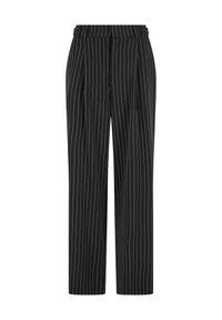Pantalon noir sur mesure avec des fines rayures blanches verticales, passants de ceinture et un pli avant.