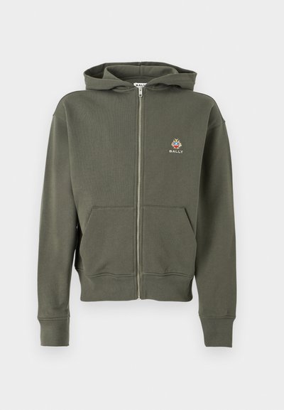 Sudadera de color verde oliva con cremallera completa, bolsillos frontales, puños acanalados, capucha y pequeño logo multicolor de Bally en el lado izquierdo del pecho.