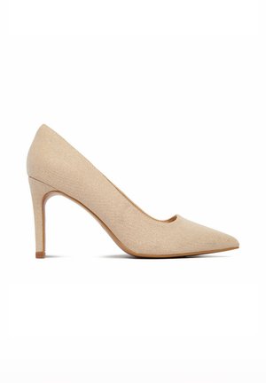 Zapato de tacón alto beige para mujer con punta estrecha y tacón stiletto delgado, exhibido sobre un fondo blanco.